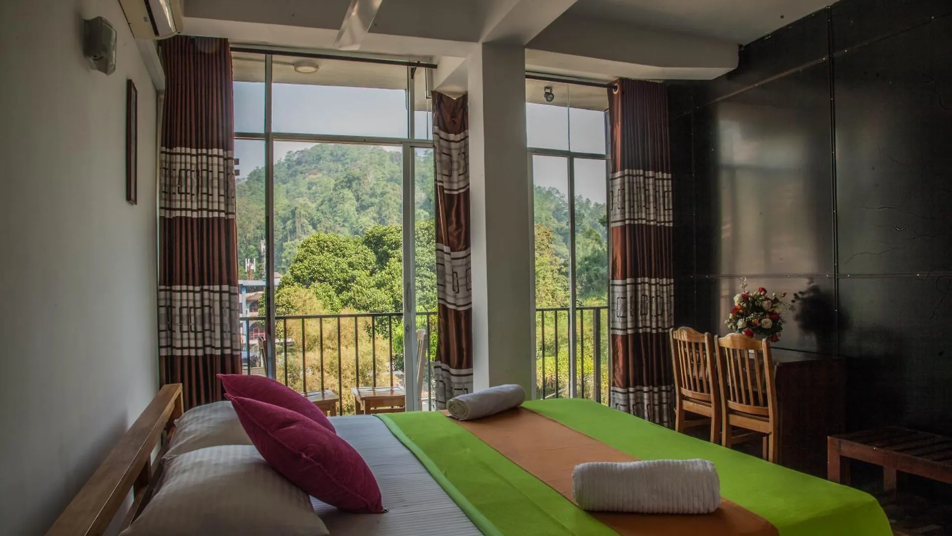 Lodge In 611 Buwalikada Kandy